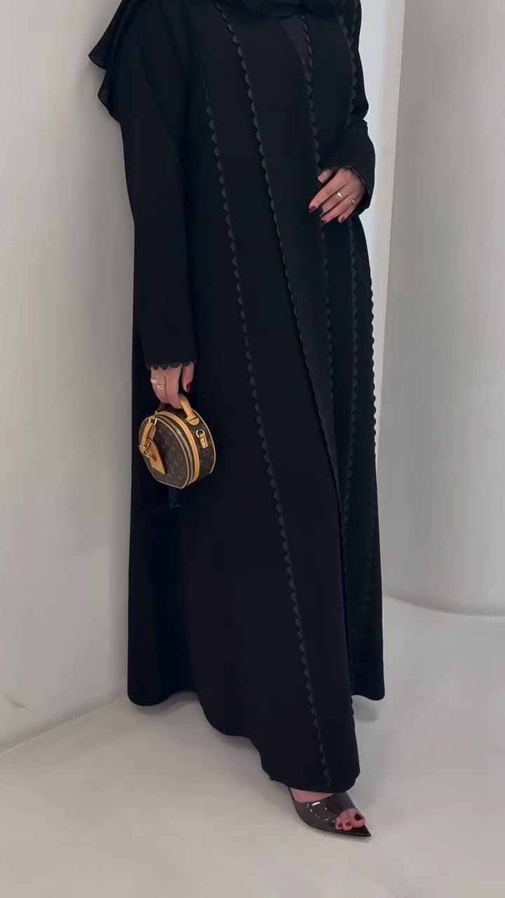 عباية جِنان بخطوط متموّجة وأناقة يومية