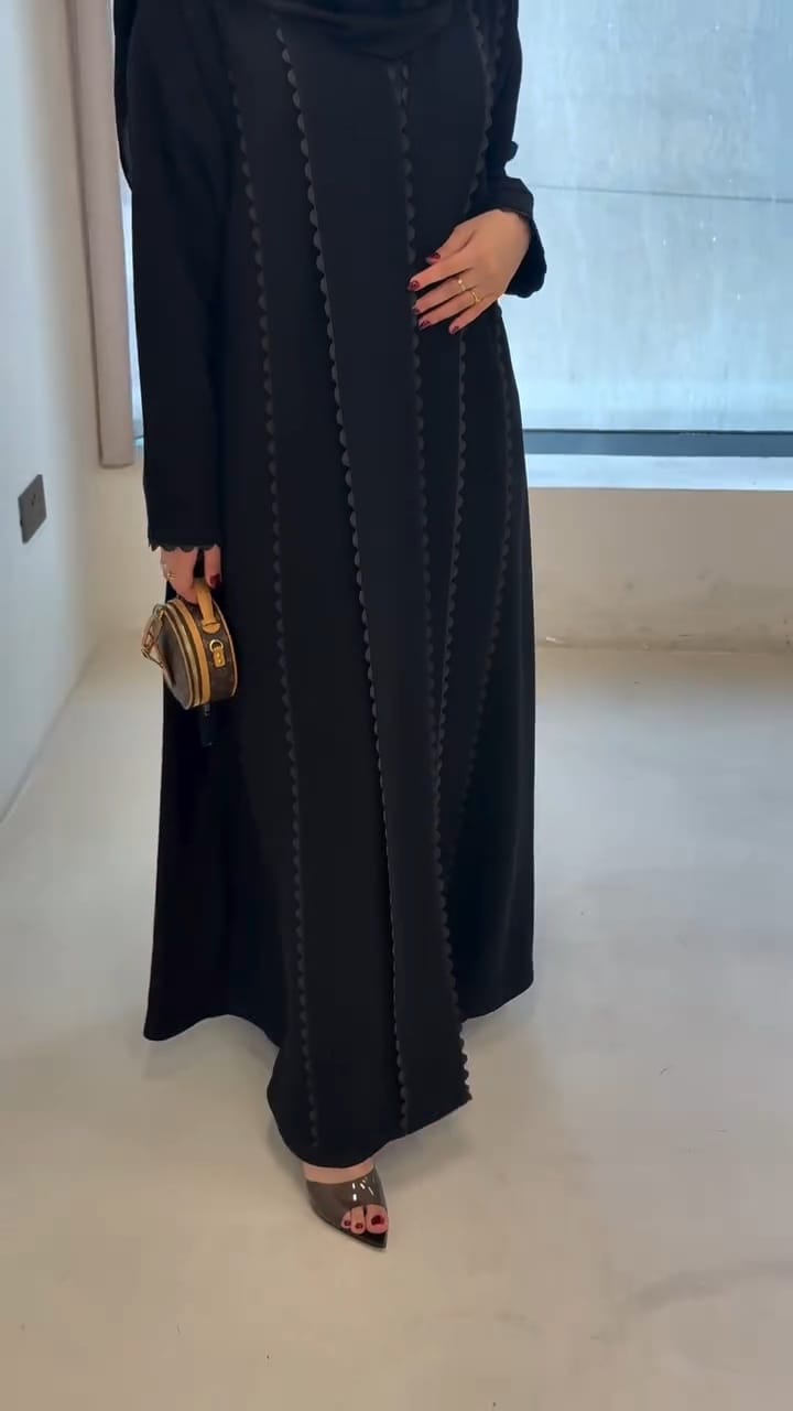 عباية جِنان بخطوط متموّجة وأناقة يومية