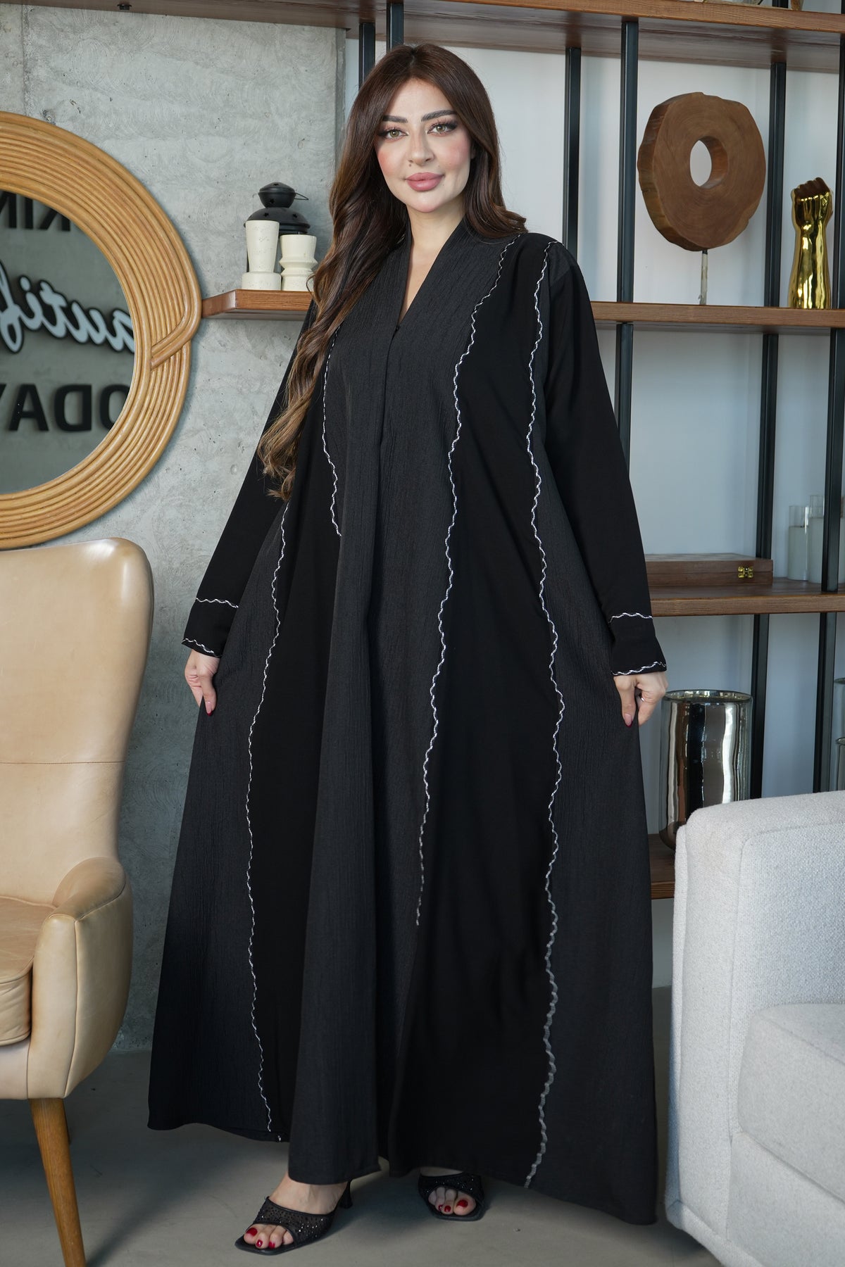 عباية ريم كلوش سوداء بتخييط قيطان — إطلالة أمامية كاملة