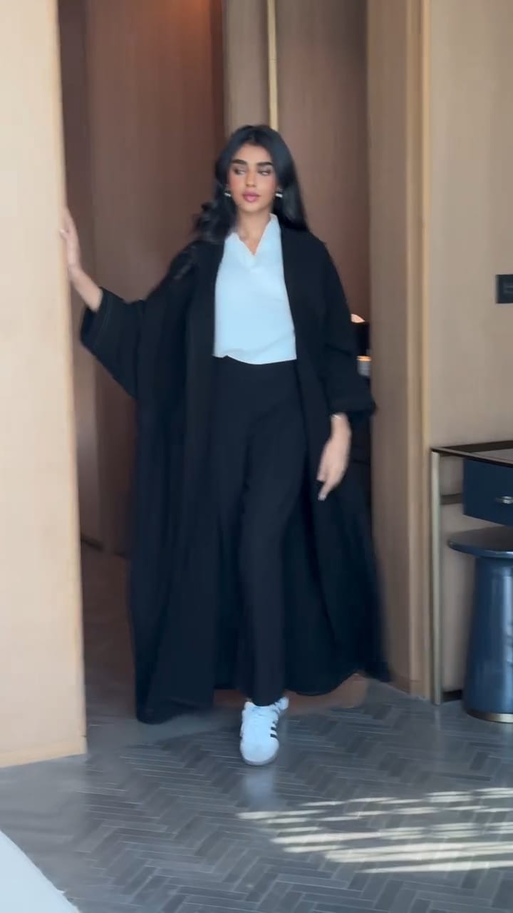 عباية ريماس كريب ملكي مريح وتصميم يومي راقٍ