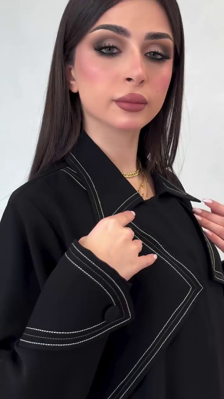 عباية ضحى وأناقة بخطوط بيضاء
