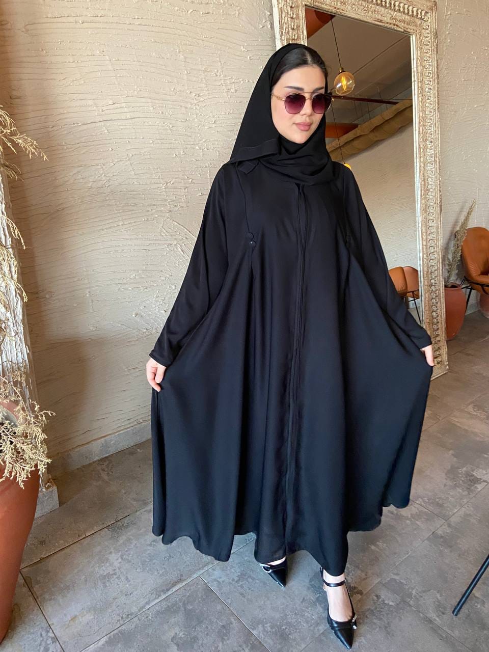 عباية افنان كلوش سوداء بقماش ندى بارد — إطلالة أمامية كاملة