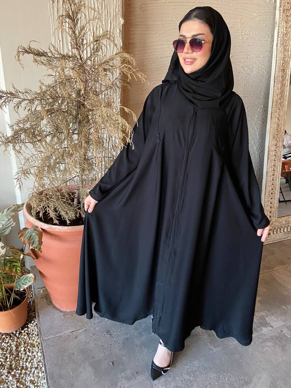 عباية افنان كلوش بأكمام واسعة — إطلالة جانبية