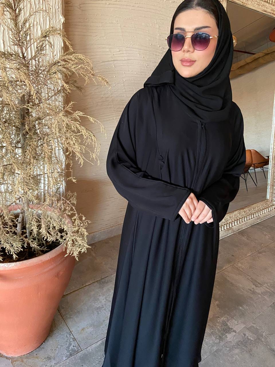 عباية افنان سوداء — إطلالة تبرز انسيابية الكلوش والكسرات