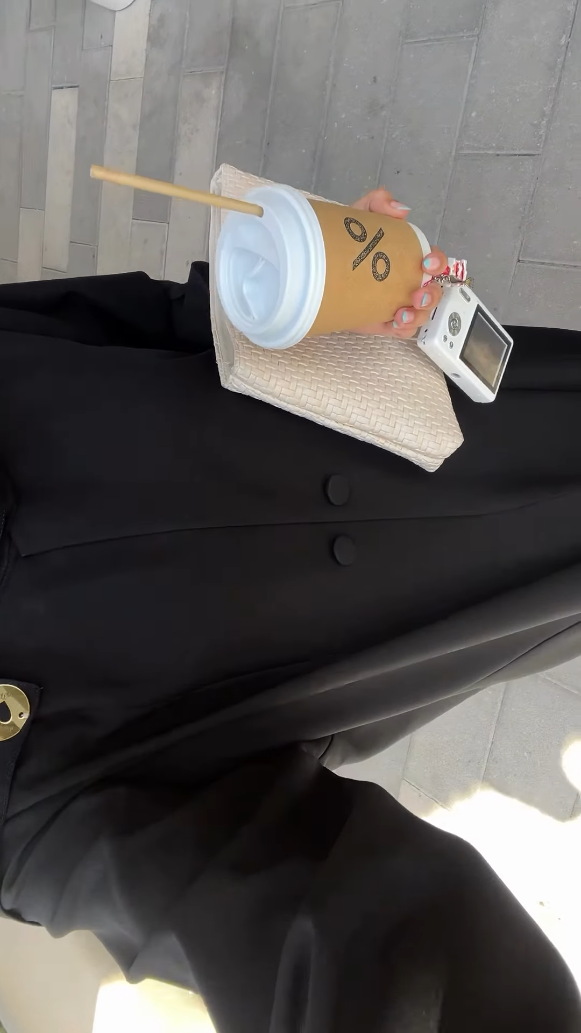 عباية لينا بأزرار أمامية وكسرات