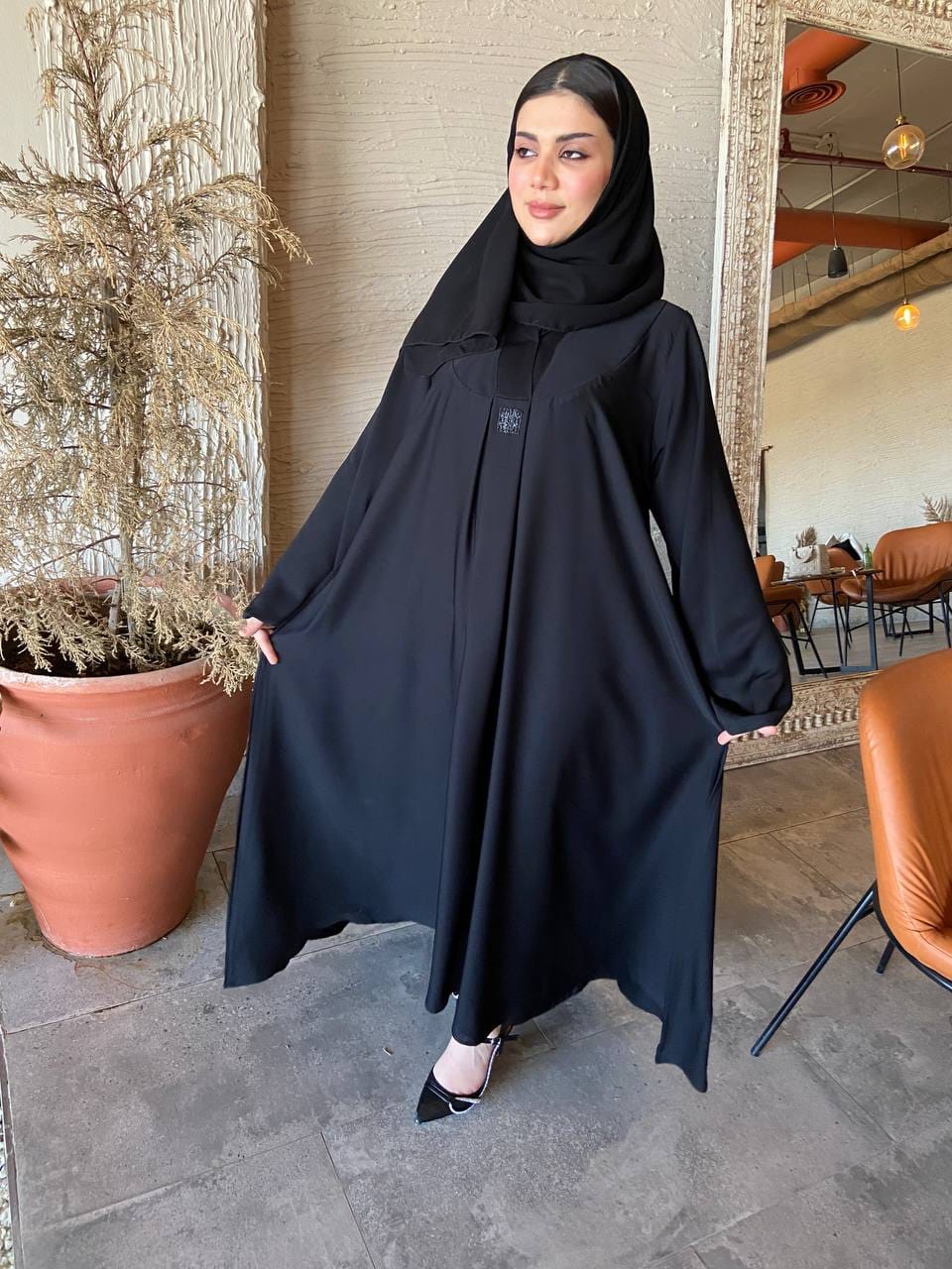 عباية ندى سوداء مقفلة — إطلالة خلفية كاملة