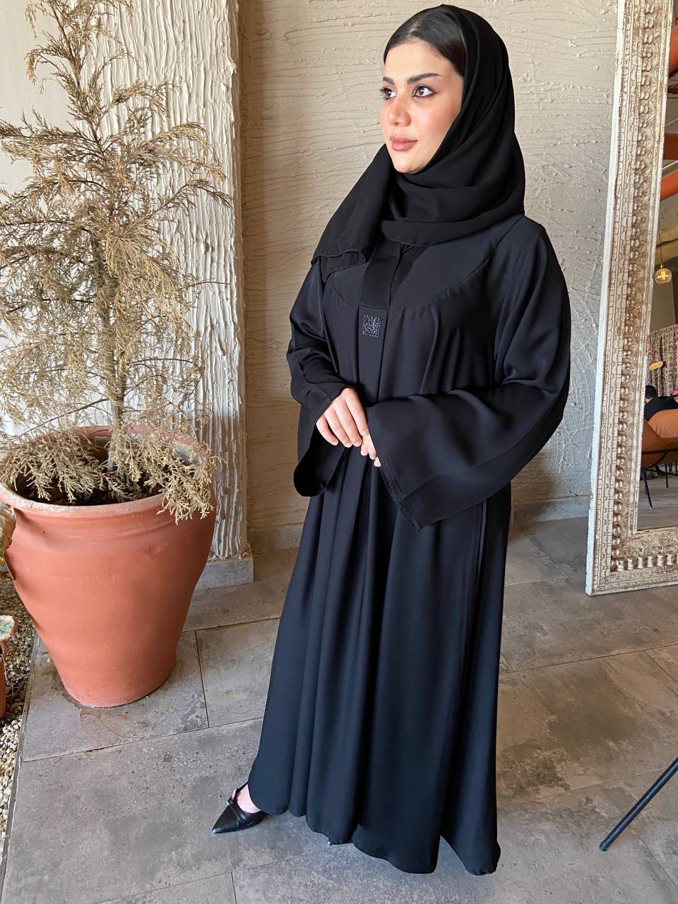 عباية ندى سوداء سادة مقفلة بالكامل — إطلالة أمامية كاملة