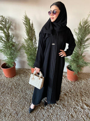 عباية ساره — لقطة قريبة للكسرات على الأمام والأكمام