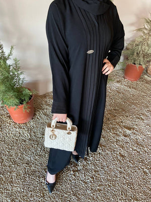 عباية ساره بقماش ملكي صيفي بارد — إطلالة جانبية