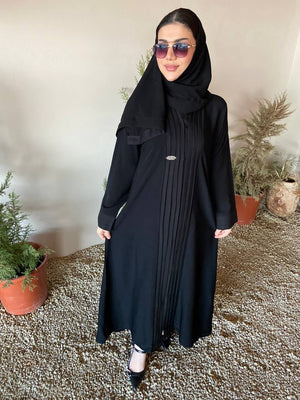 عباية ساره من متجر جنات — إطلالة كاملة تبرز الكسرات الطولية