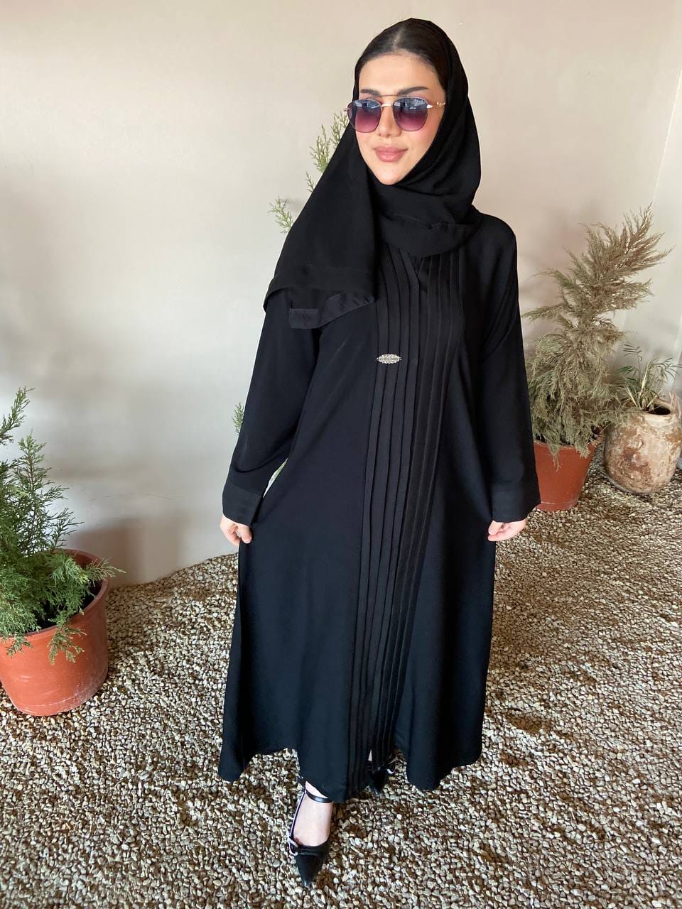 عباية ساره من متجر جنات — إطلالة كاملة تبرز الكسرات الطولية
